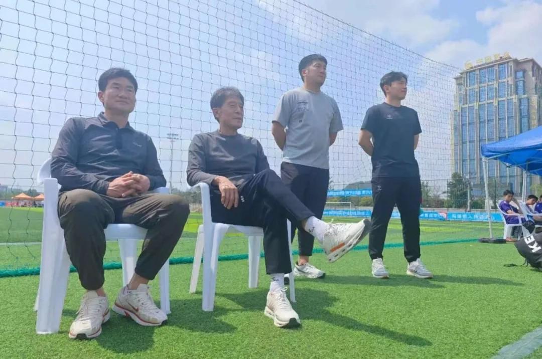 乐鱼体育-足球报:贵州请李章洙牵线带来韩国教练组,为全运选材并建立青训体系